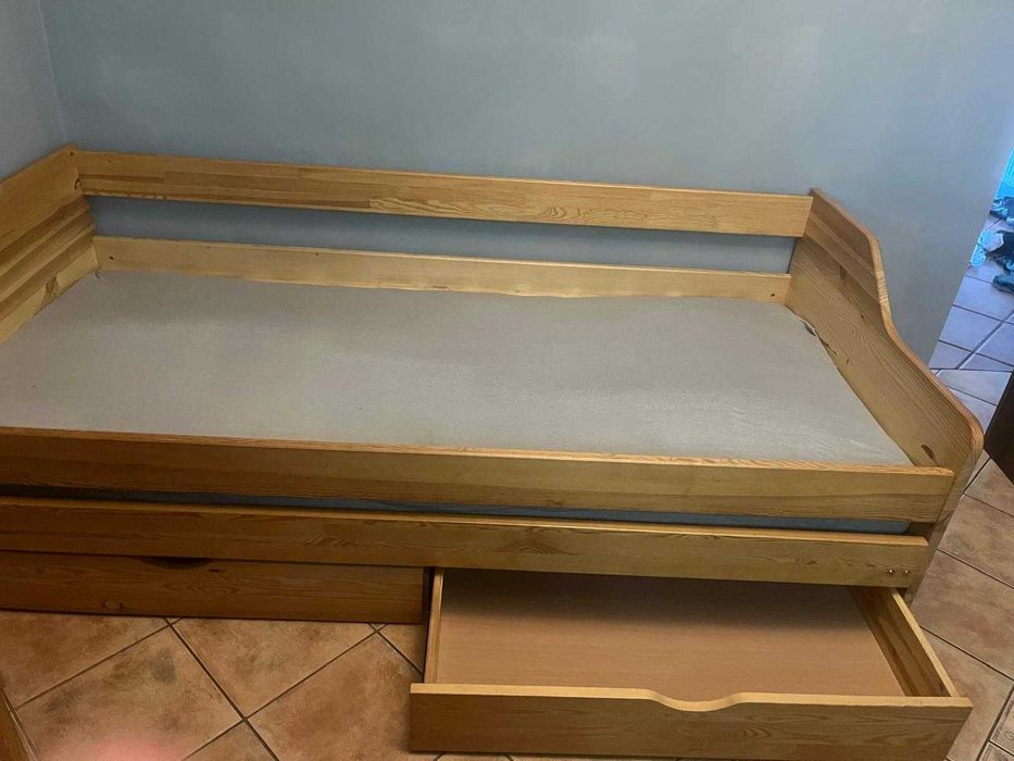 Sprzedam dwa łóżka sosnowe