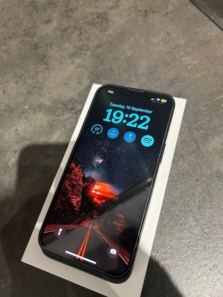 Do sprzedarzy Iphone 13 w idealnym syanie 10/10