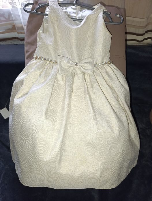 Продам нарядные платья