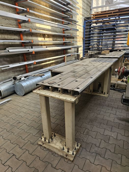 Podajnik blachy z napedem serwo