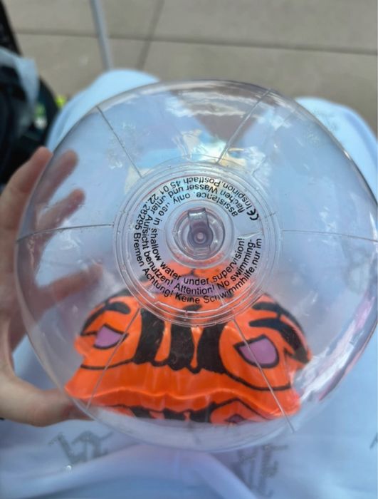 dmuchana piłka z tygryskiem w środku