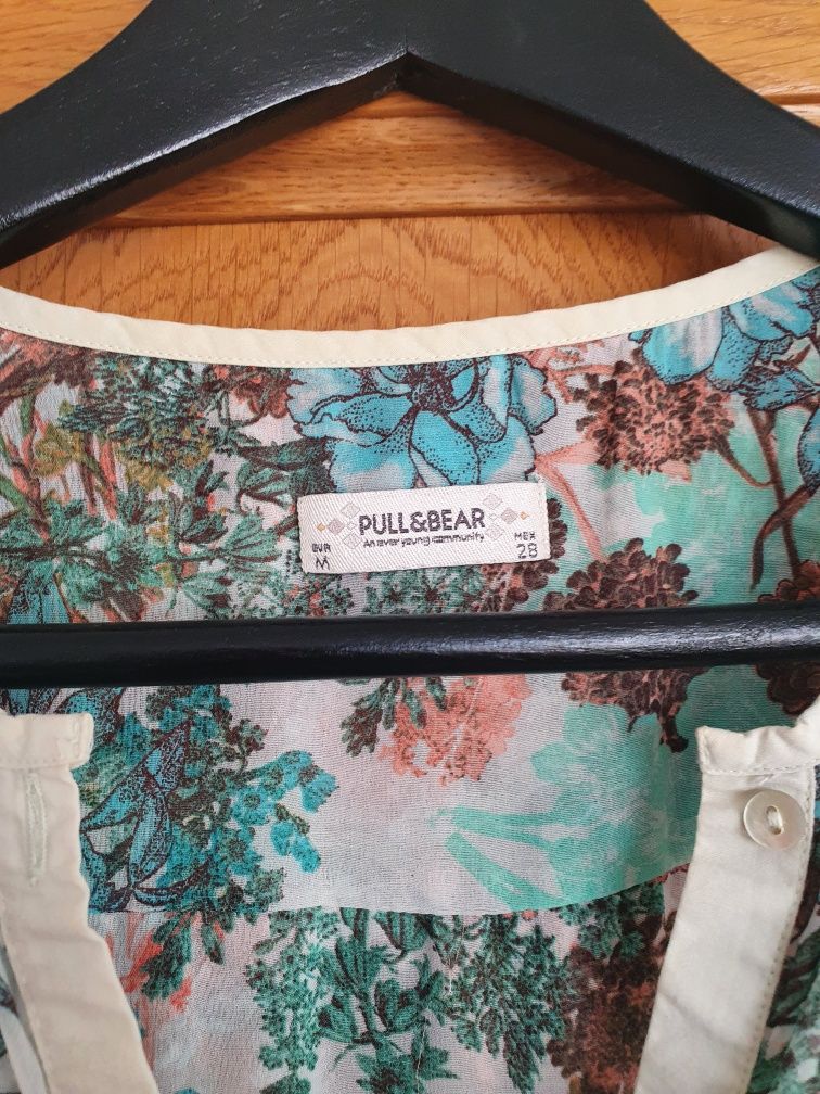 Wzorzysta bluzka w kwiaty Pull&Bear rozmiar M.