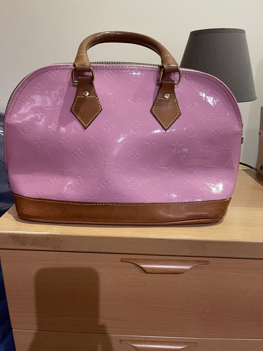 Carteira em pele envernizada rosa .