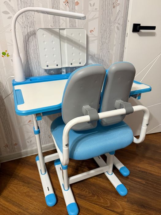 Парта, стілець з лампою