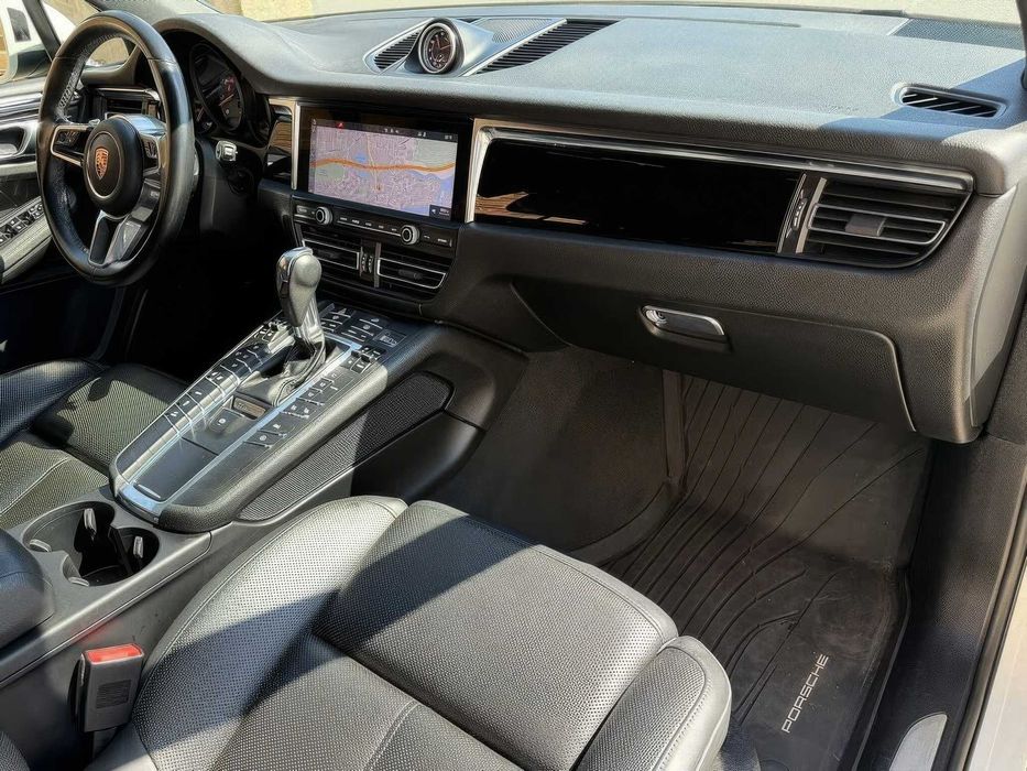 Porsche Macan S      2020