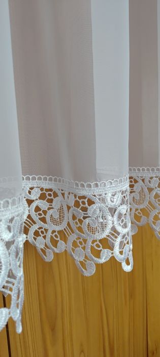 Nowa biała firanka z gipiurą 140 x 118 cm