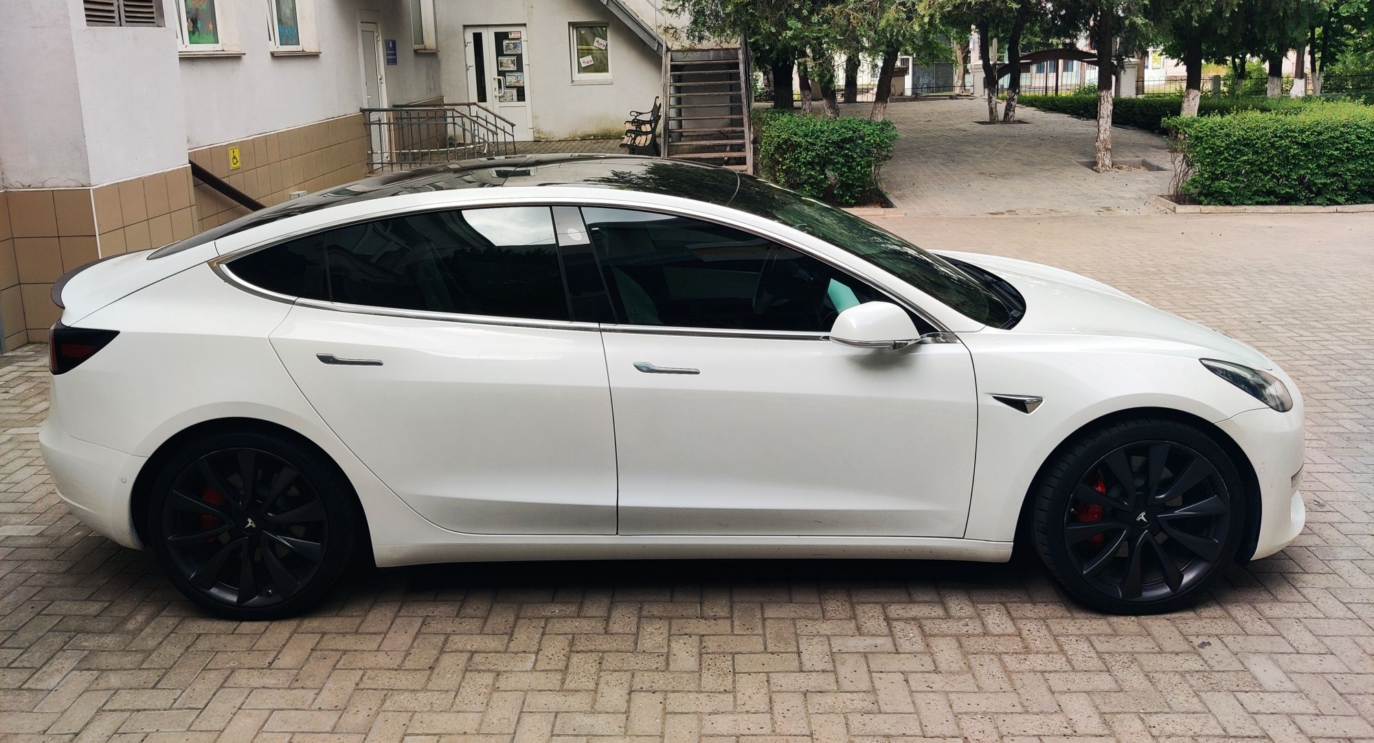Tesla Model 3 Performance 2020рік 408 км запас ходу , швидка зарядка.
