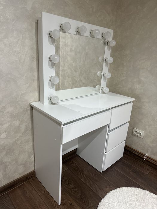 Туалетний столик