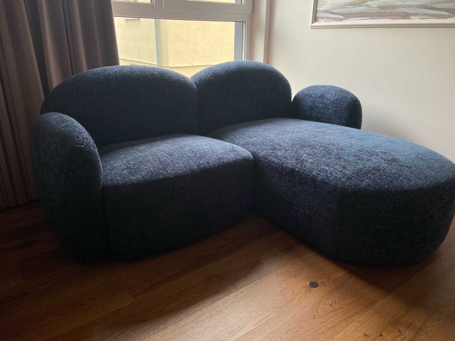 Granatowa sofa marki Micadoni