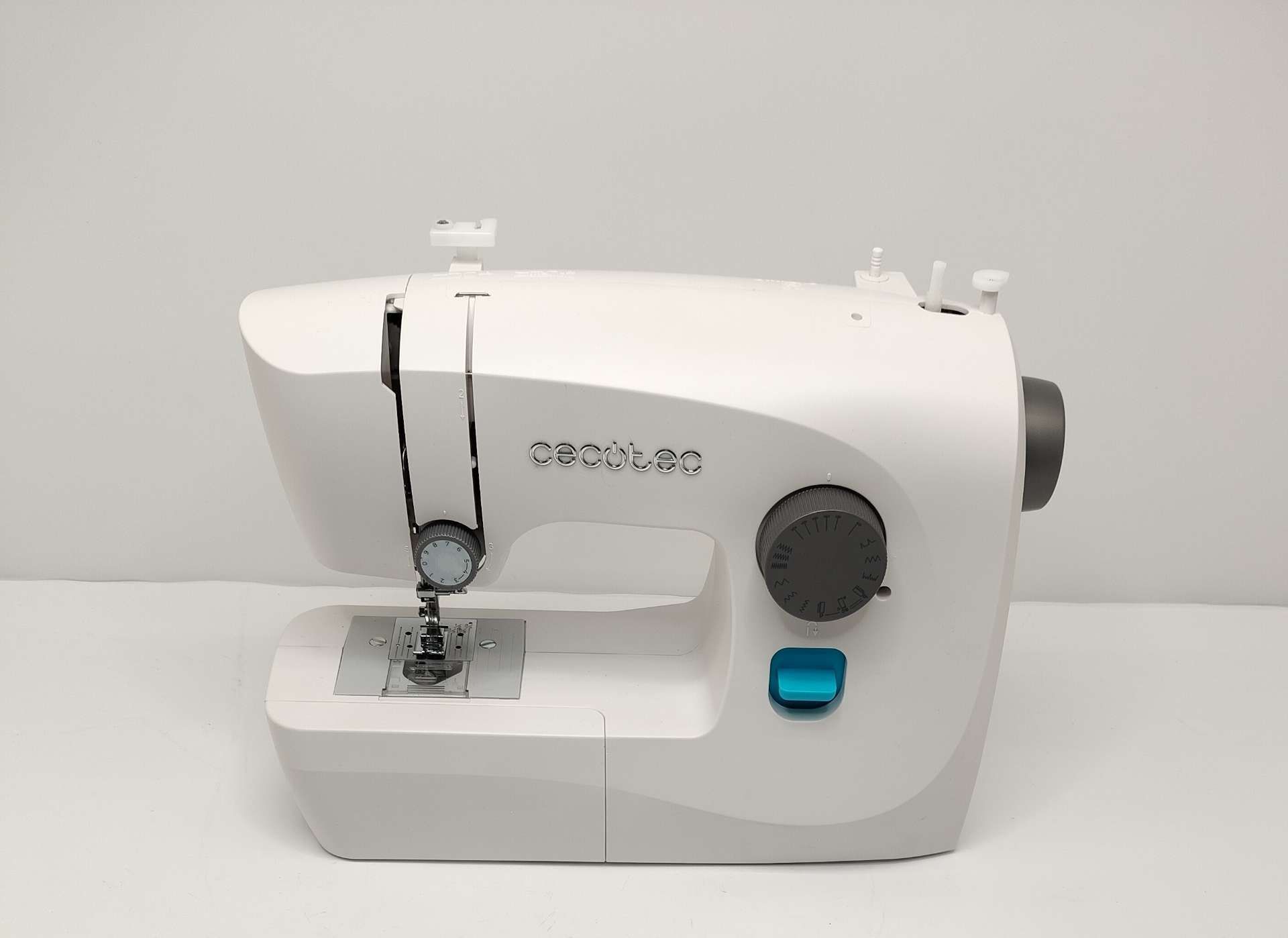 Cecotec BelleCouture 1500 Maszyna do Szycia  15 ściegów - LED