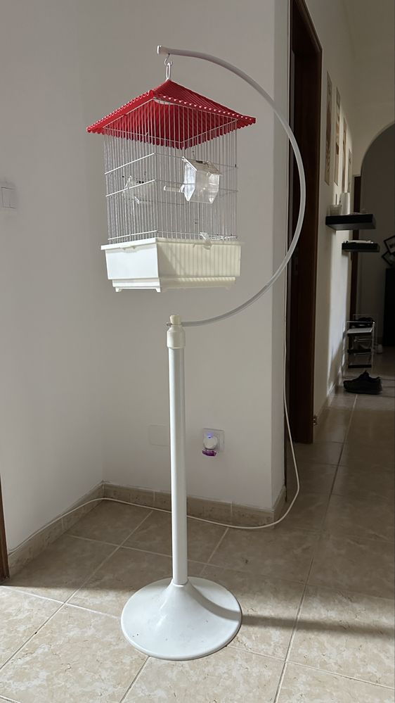 Gaiola suspensa com pé