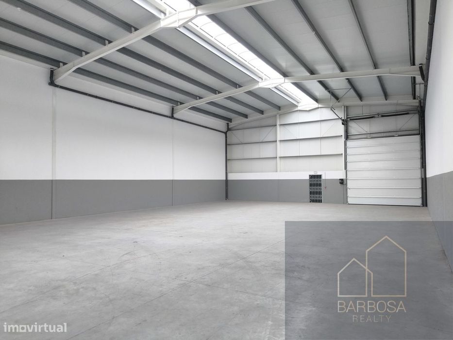 Armazém 530m2 - NOVO - 2 entradas TIR - ZI Amorim - Povoa Varzim
