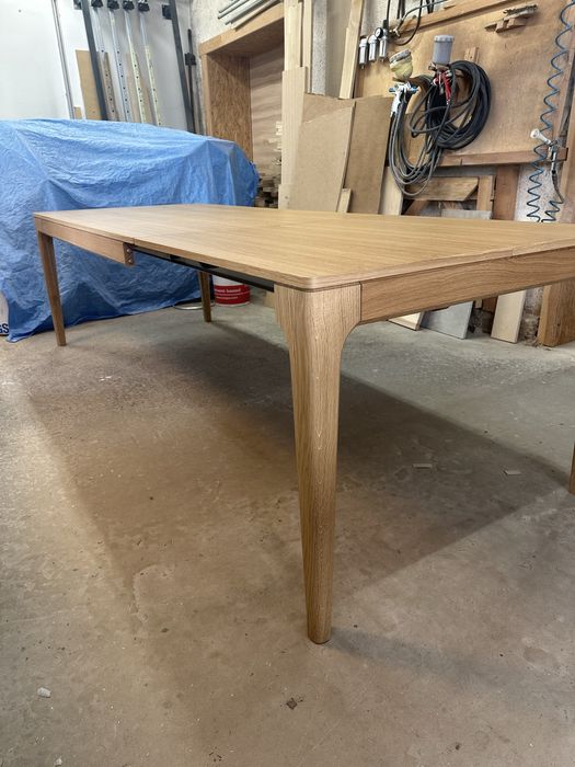 Stół dębowy z mozliwoscią rozkladania.