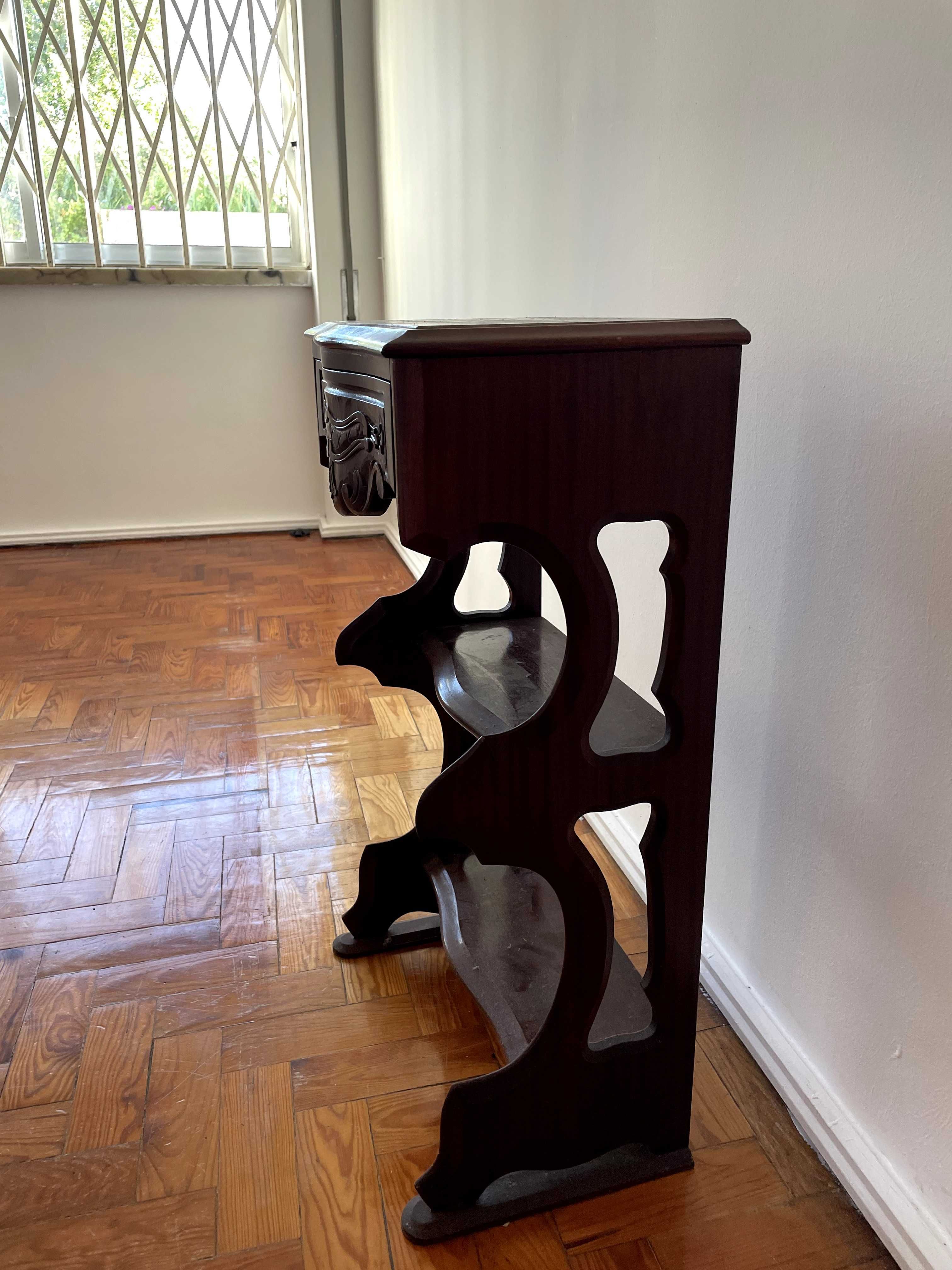 Móvel de Madeira com Mármore