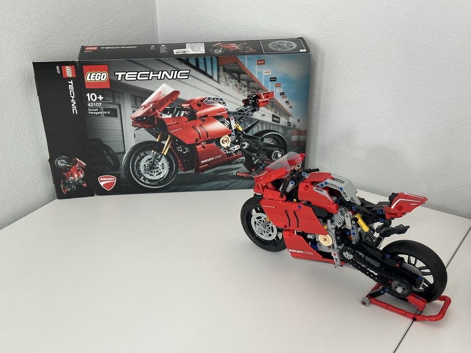 Конструктор LEGO TECHNIC 42107 Ducati Panigale V4 R
