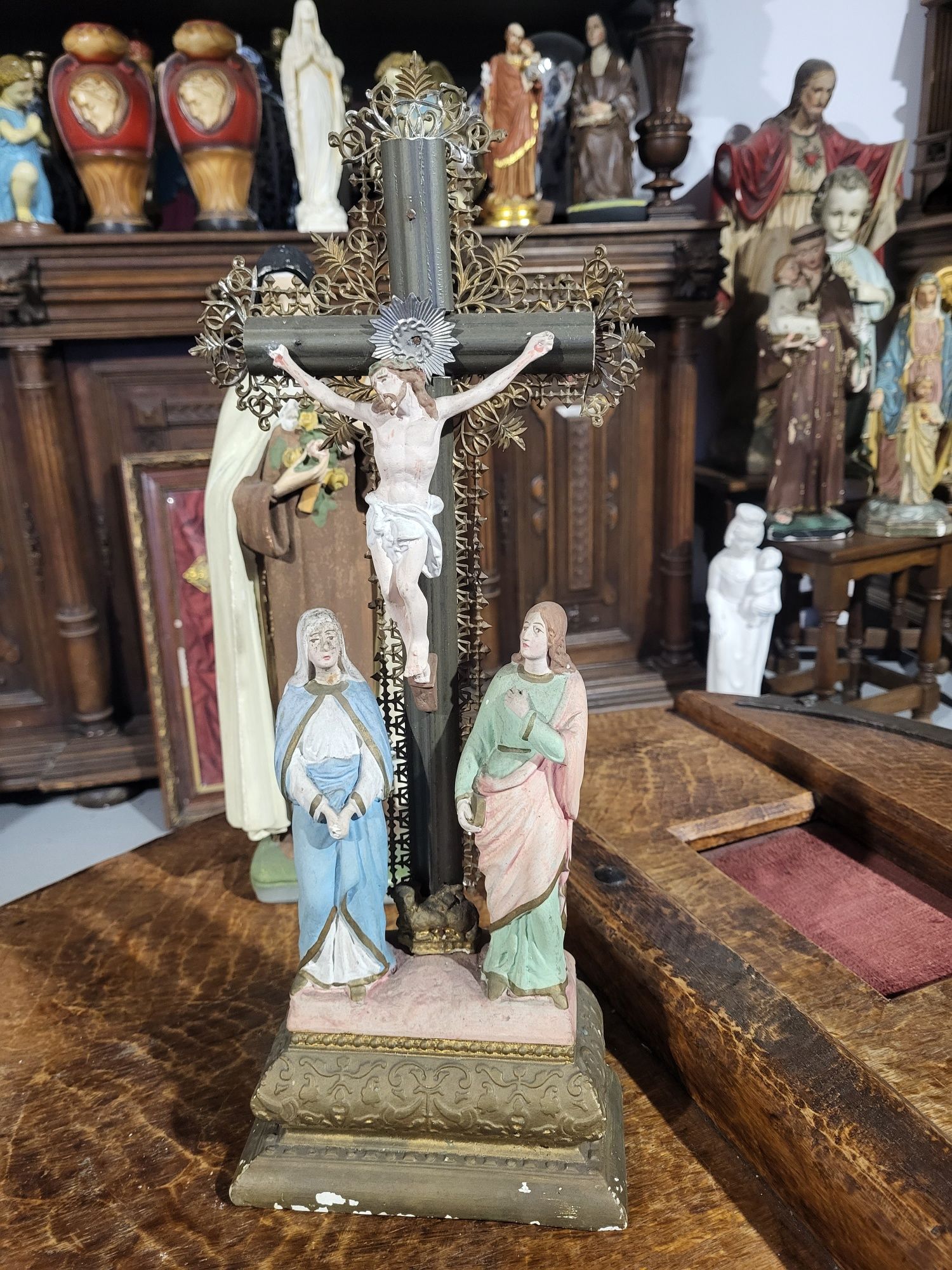 Zabytkowa pasyjka z gipsowymi figurkami Maryja i Jan Ewangelista