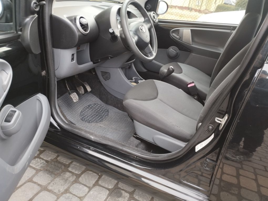 Toyota Aygo 1.0 benzyna 5 drzwi przebieg 120 tys  Opłaty Grudzień!