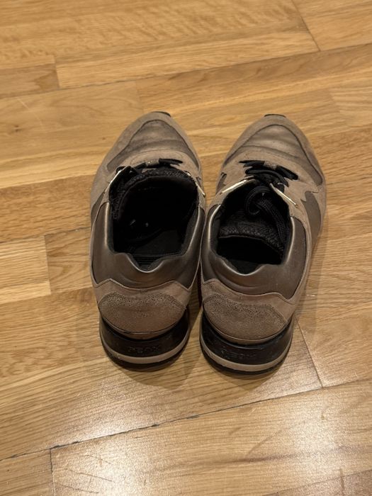 Tenis castanhos e bejes da Geox