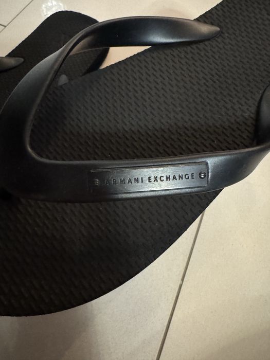 Armani Exchange czarne japonki z blaszką