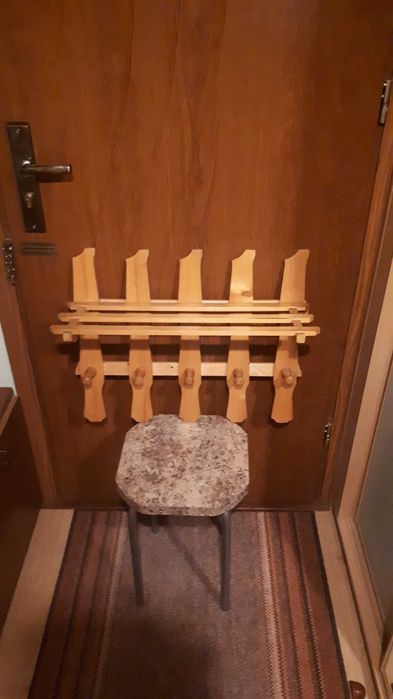 Wieszak drewniany lakierowany