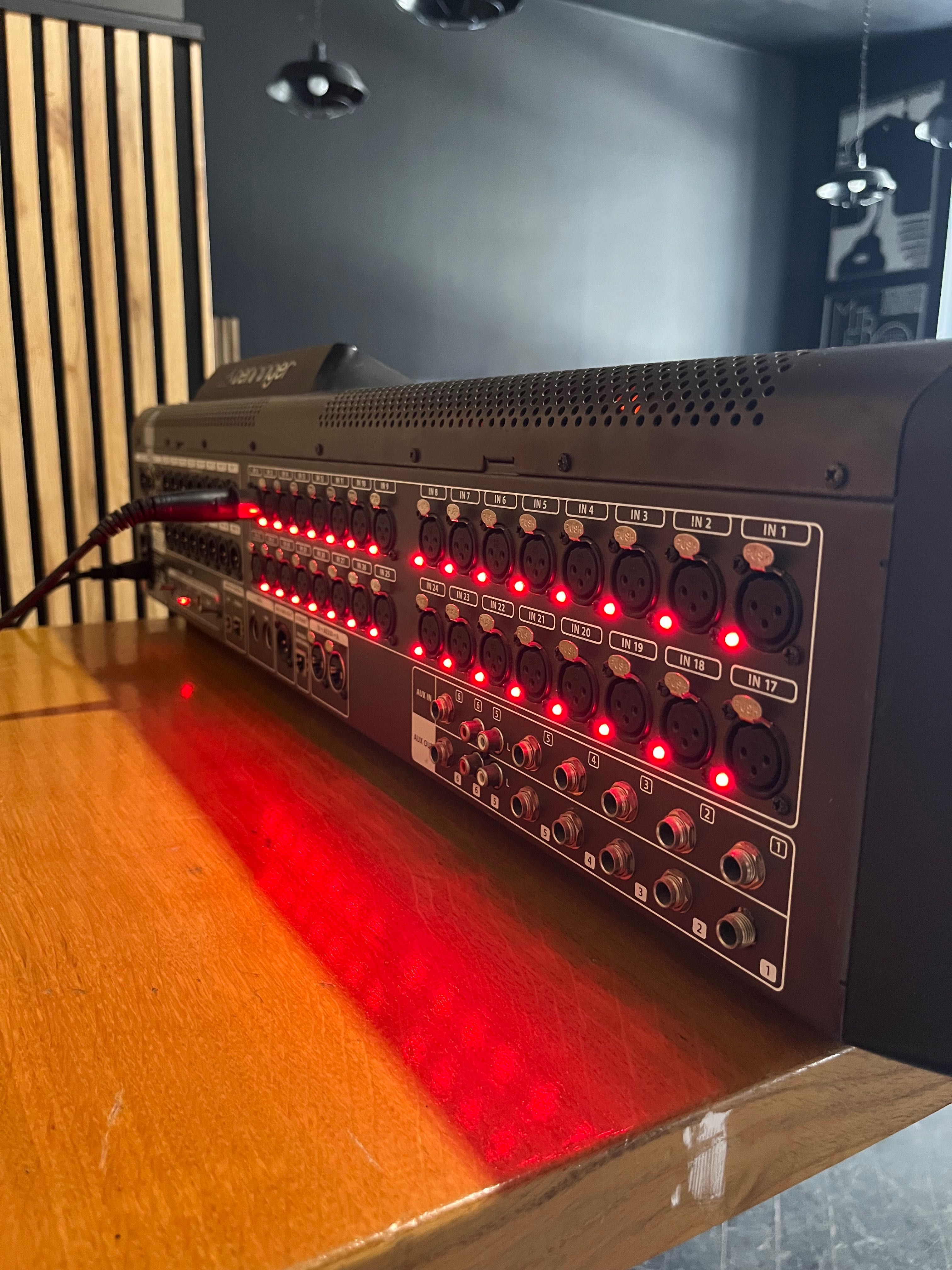 Stół Mikserski Behringer x32