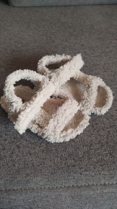 Sandały z futerkiem Zara r24,5
