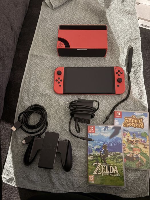 Nintendo Switch Oled Mario Red Edition z dwiema grami.