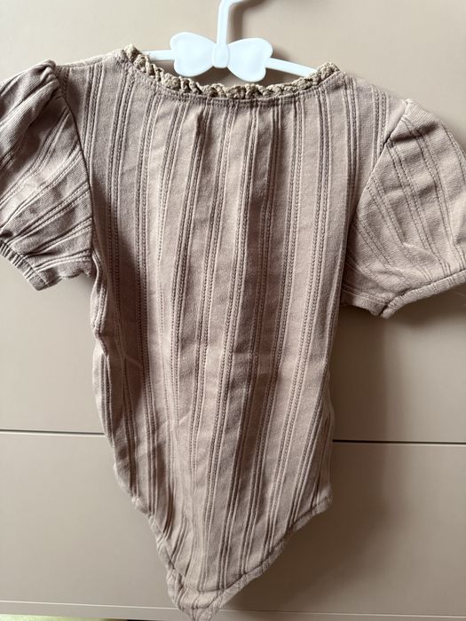 Śliczne bawełniane body r. 86 reserved beżowe prążkowane