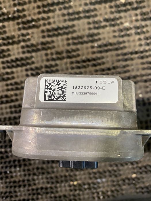 Блок керування фарою  Tesla Model Y/3 1532925-09-Е