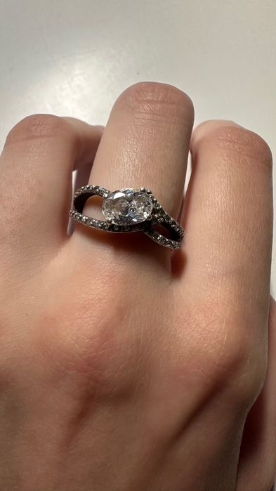 Срібна каблучка з камінцями