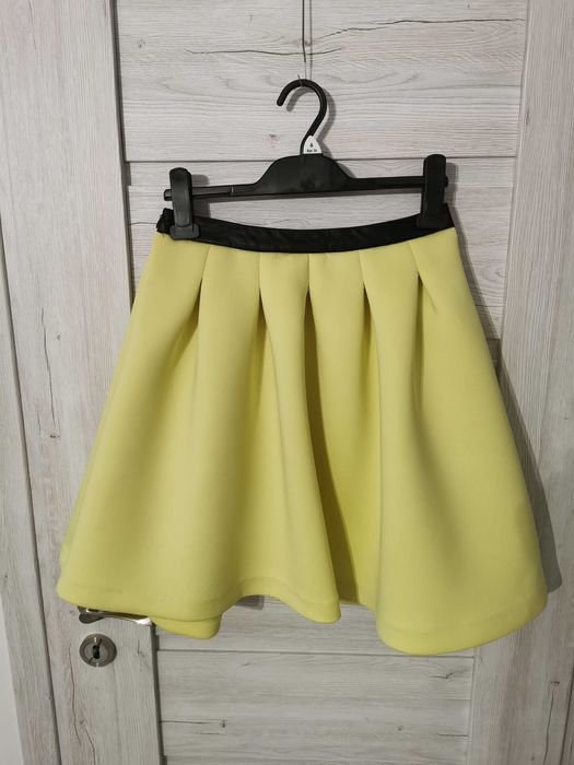 Żółta rozkloszowana spódnica neopren pianka Reserved 36