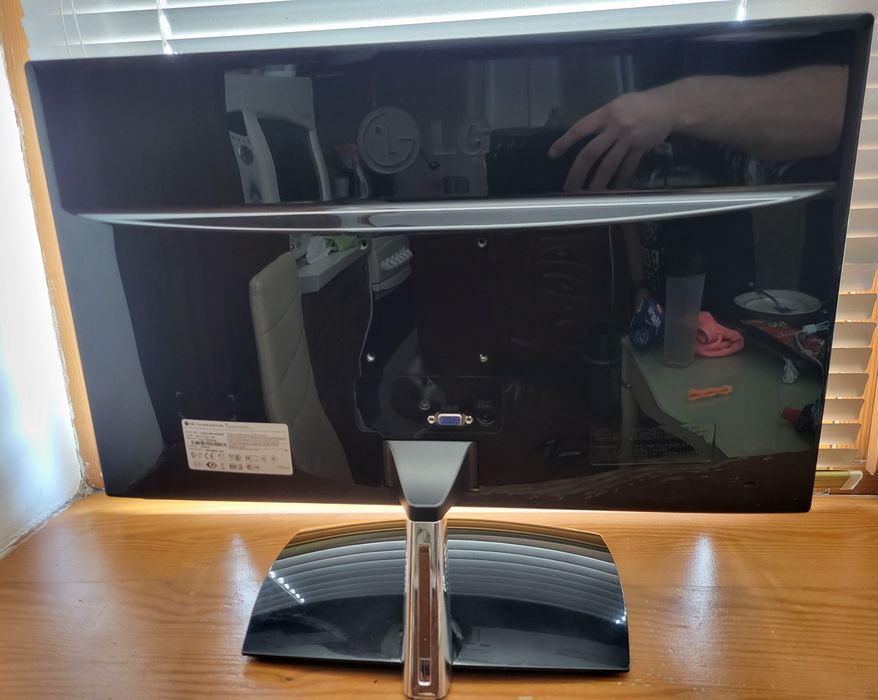 Монітор 22" LG E2251S тоненький