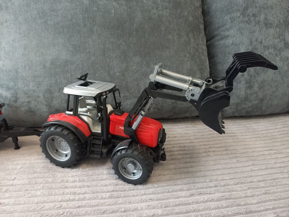 Трактор Massey Ferguson з ковшем та причіпом від Bruder