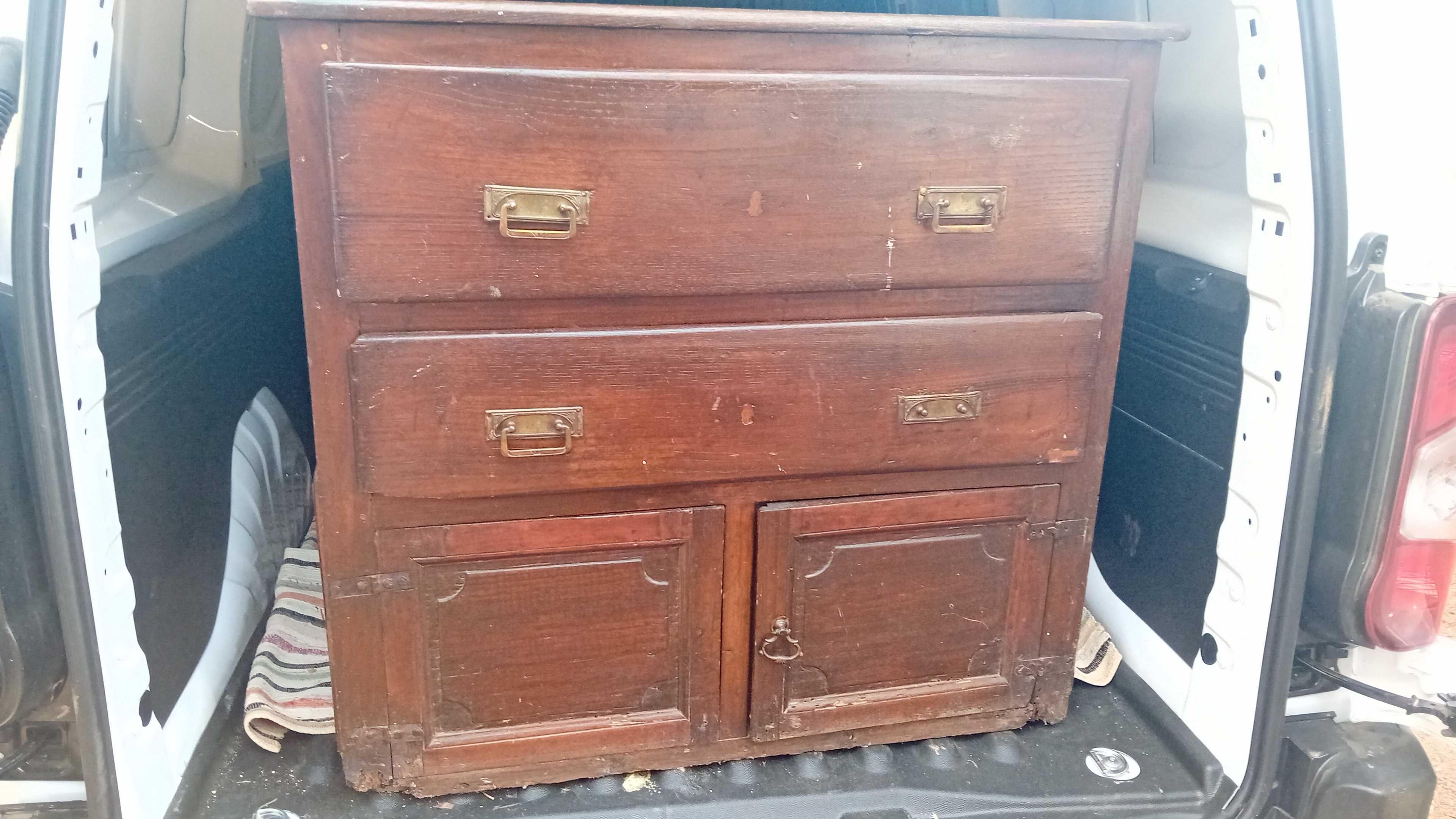 Comoda muito antiga para restauro