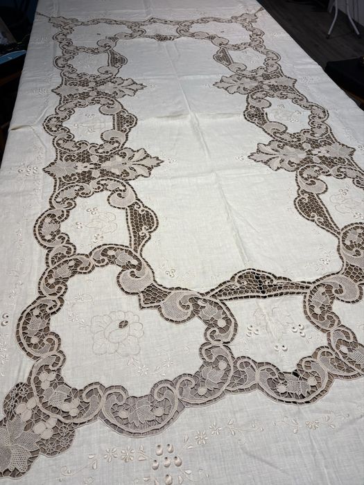 Toalha de mesa em linho com bordado manual e renda de burano 242x162