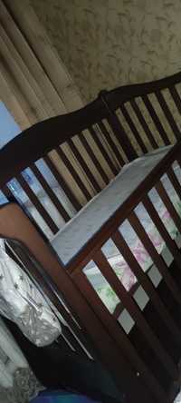 Детская кроватка с маятником и тумбочкой с низу