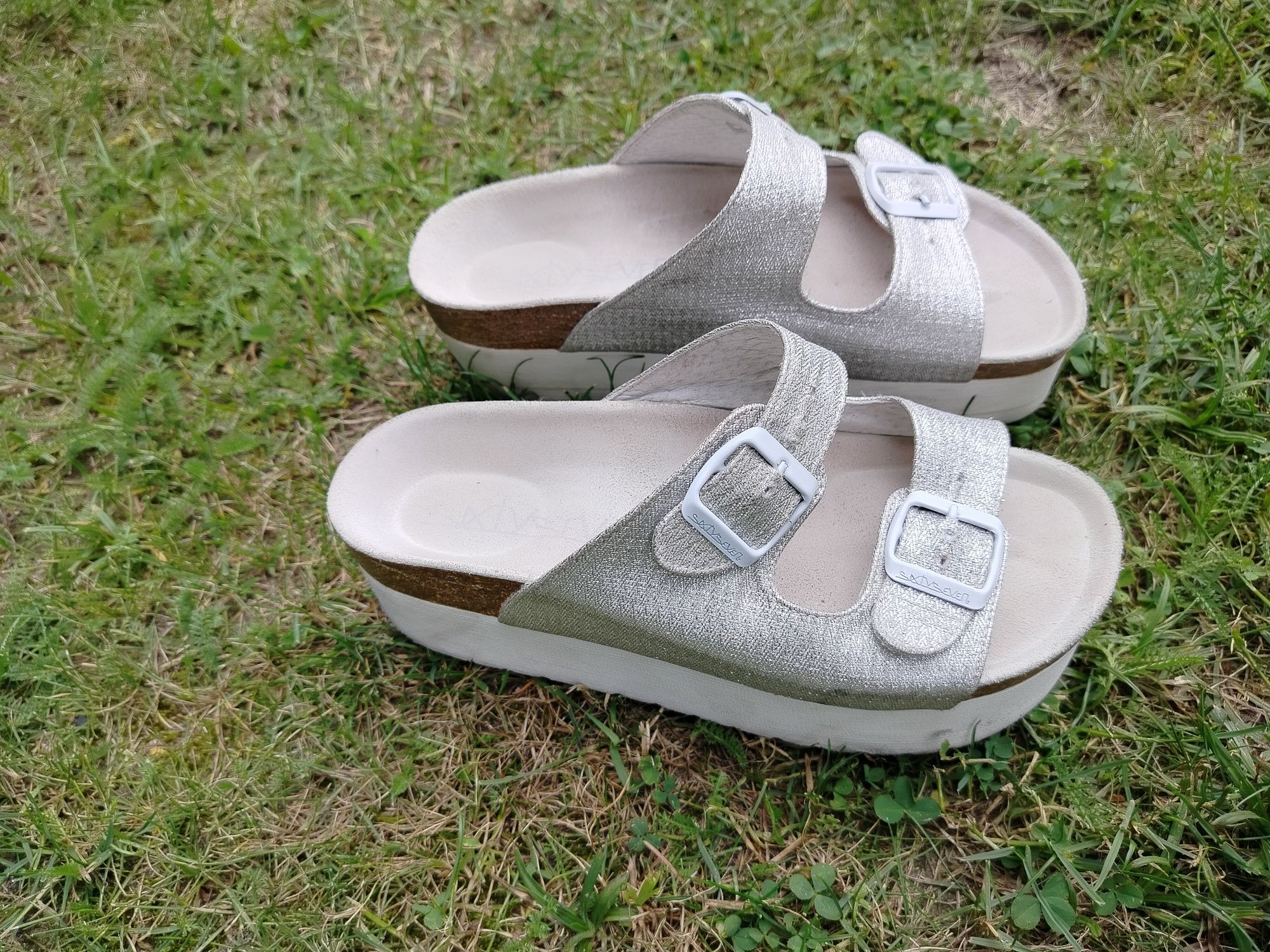 Ładne Buty klapki srebrne wyprofilowane 38
