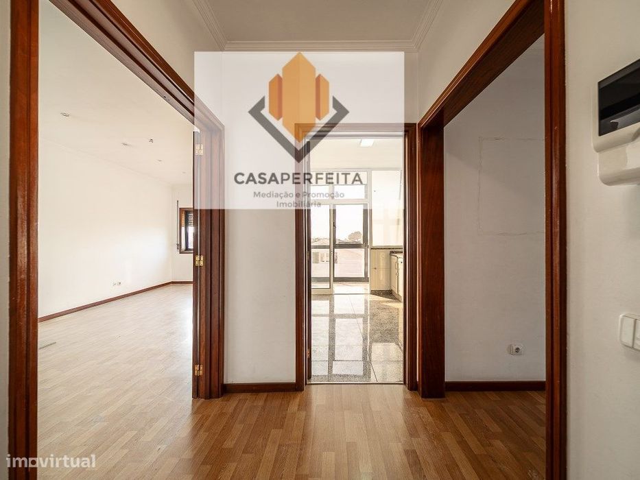 Apartamento T2 com Varandas e Lugar de Garagem - a 1500 metros da P...
