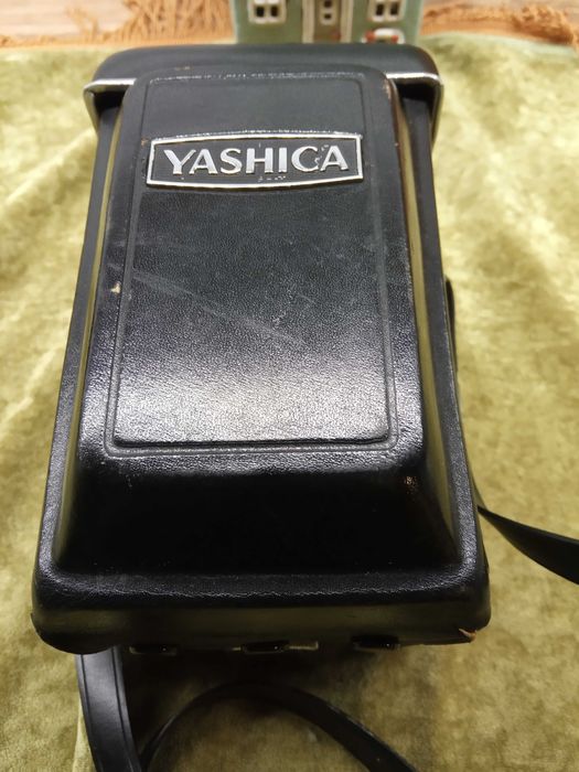 Zabytkowy aparat fotograficzny YASHICA D