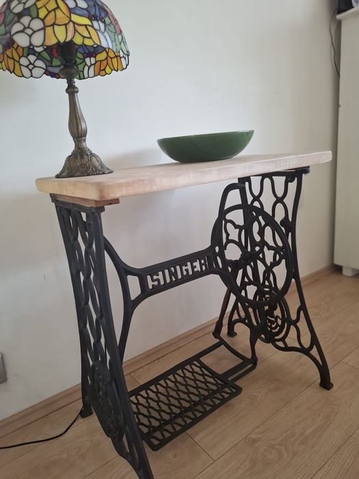 Stolik z maszyny do szycia SINGER.