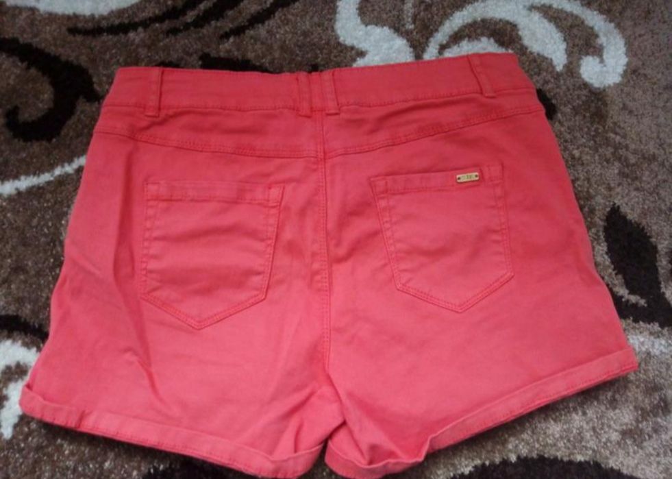 Продам рожеві шорти