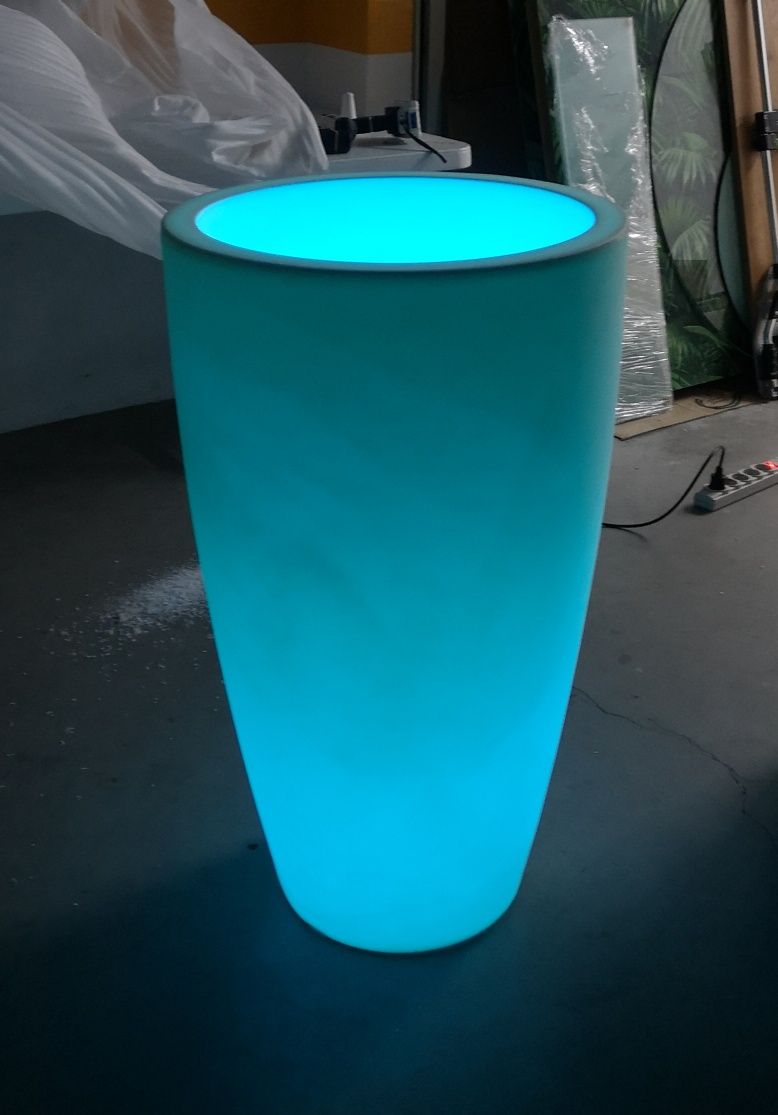 Vasos e floreiras com iluminação