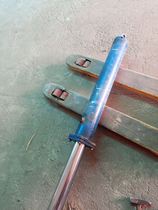 Гидроциліндр , маслоциліндр.