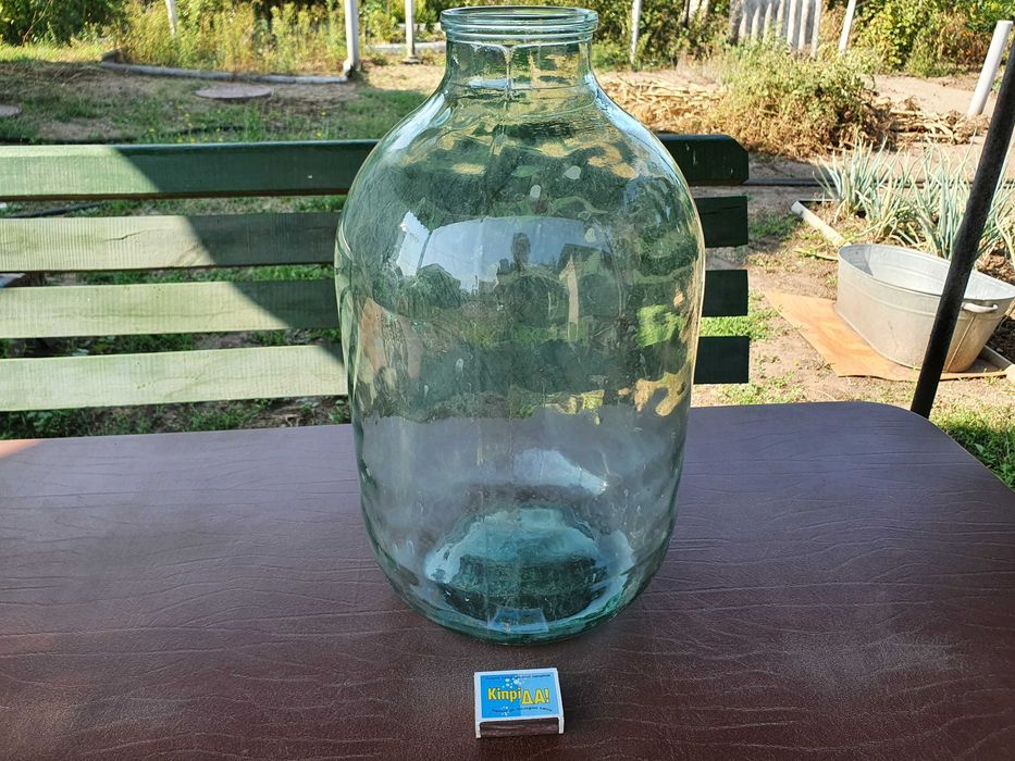 Стеклянные бутыли и банки по 10 литров белое стекло пр-ва СССР.