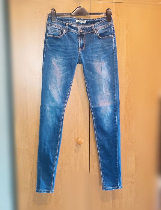 Spodnie jeansy z przetarciami rurki r.M
