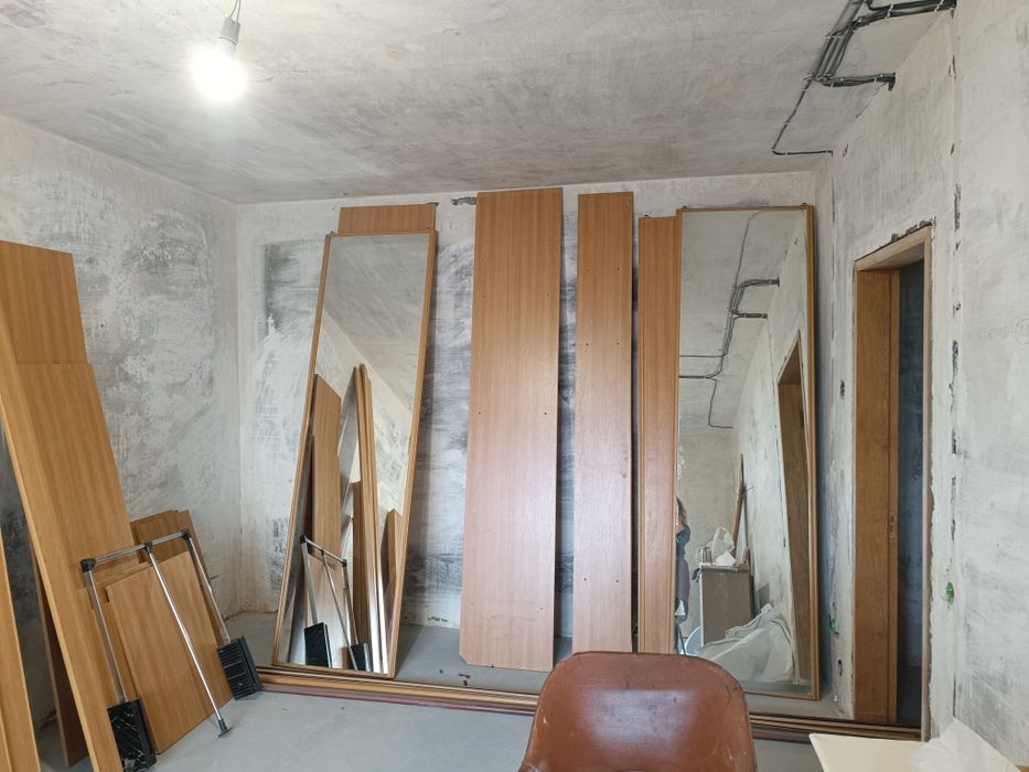 Две прихожие, двери для прихожей с зеркалами