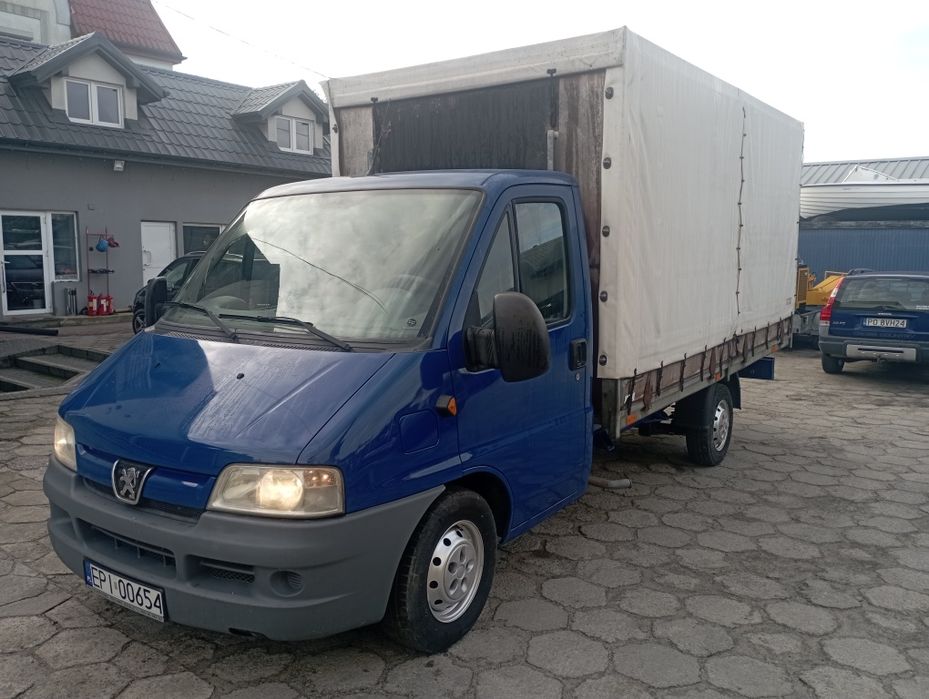 Wypożyczalnia aut busów wynajem Peugeot Boxer plandeka