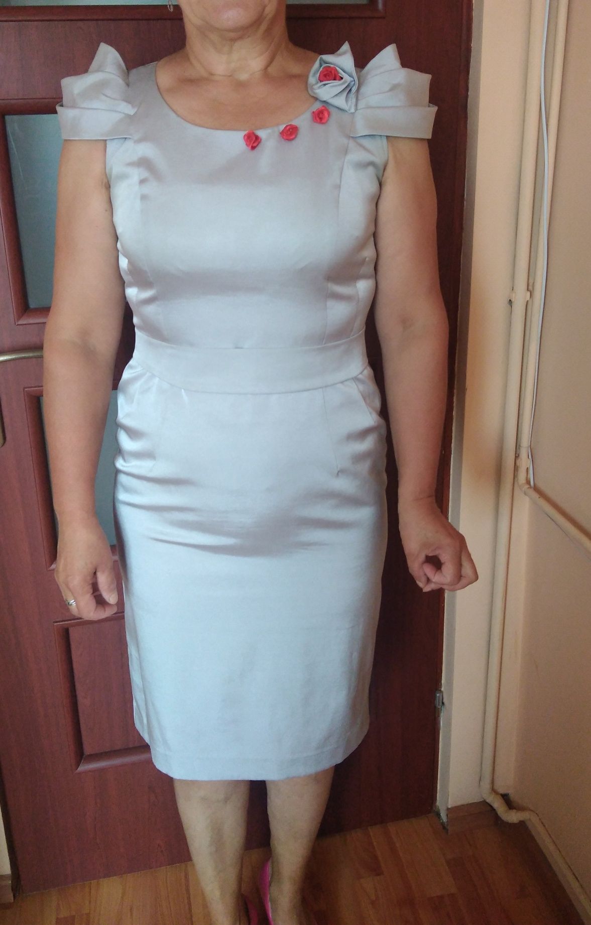 Srebrna sukienka na wesele bądź inna okazję, prosta i elegancka