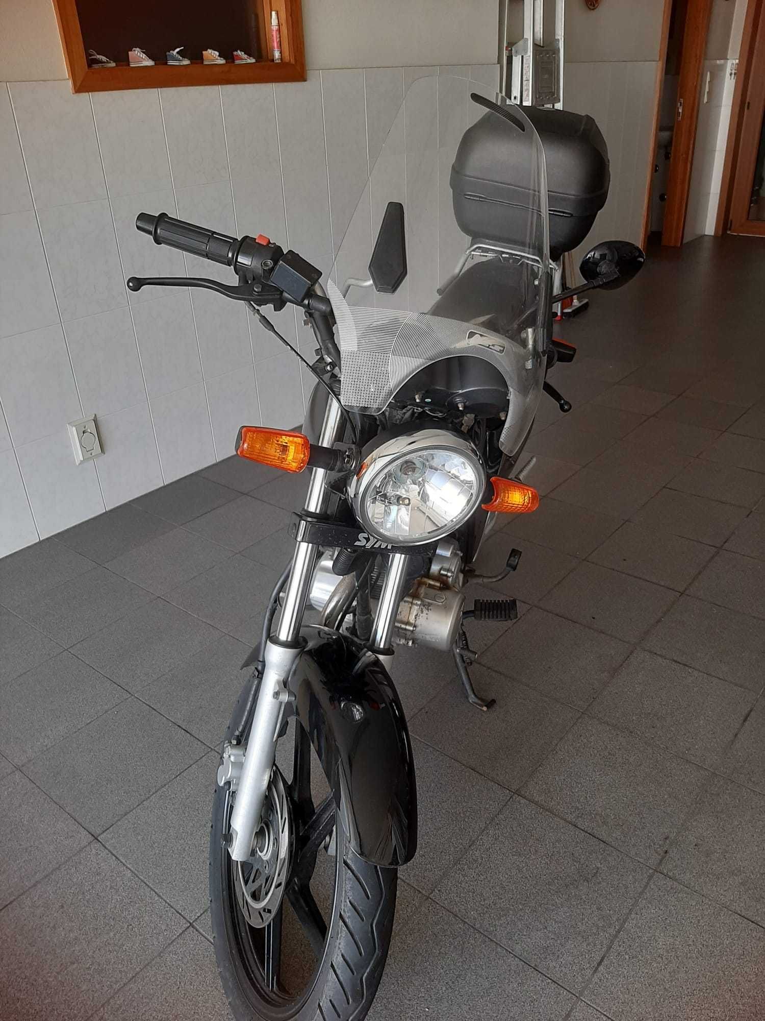 mota 125 Sym em bom estado com  pouco kms