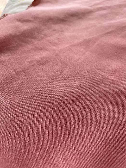 Кругла скатертина красивого рожевого кольору. Розмір довжина 170 см.